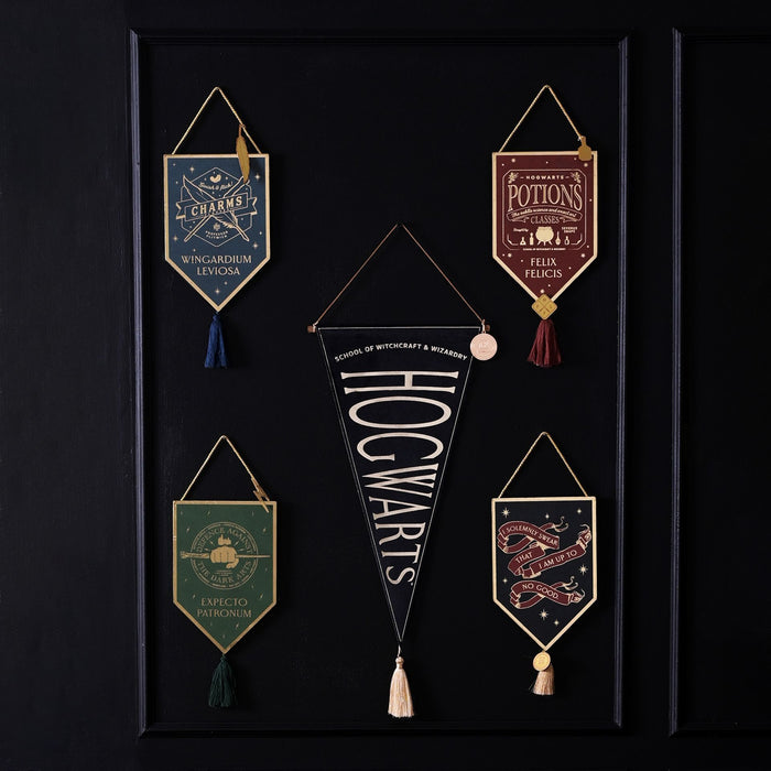 Warner Bros Harry Potter Alumni Hanging Banner Hogwarts